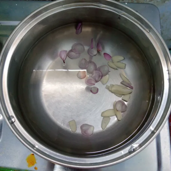 Rebus bawang merah dan bawang putih sampai mendidih.
