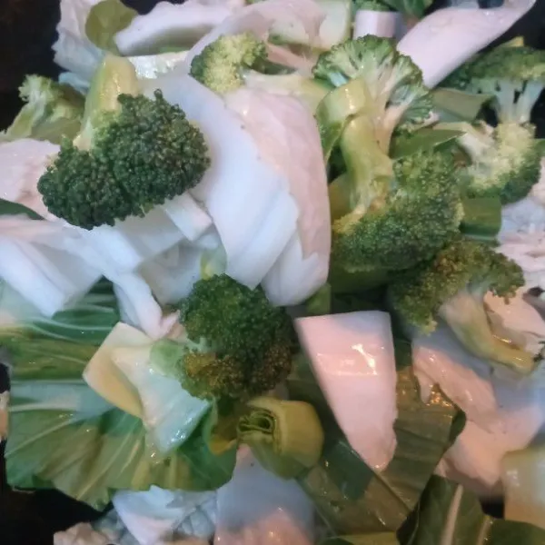 Masukan brokoli, pokcoy dan sawi putih, aduk rata