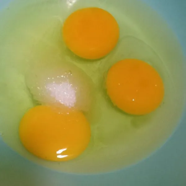 Kocok telur dan gula sampai mengembang.
