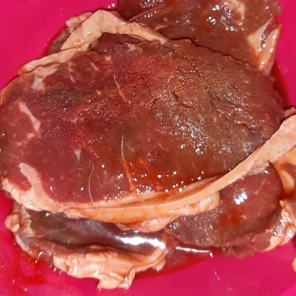 Ambil daging dari kulkas lalu lumuri ulang sebelum dipanggang.