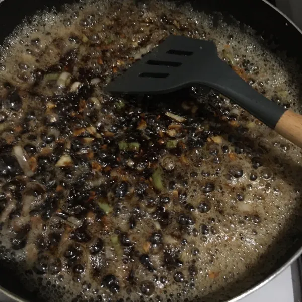 Masukkan bumbu cair, masak hingga mendidih.