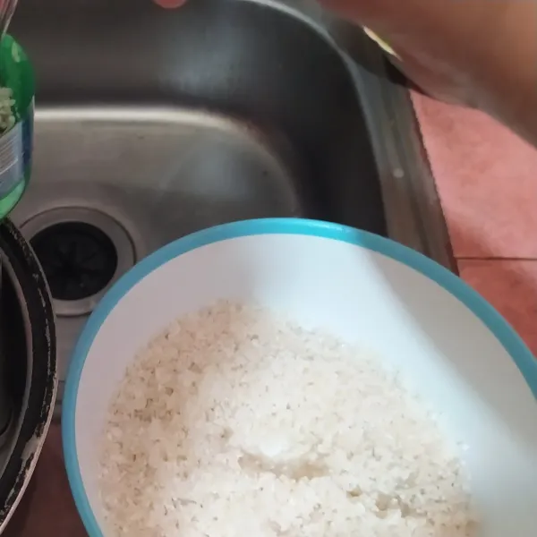 Cuci bersih beras, lalu tiriskan.