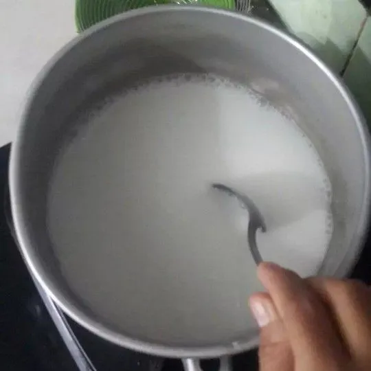 Membuat kuah santan, campur semua bahan aduk rata, masak hingga mendidih sambil diaduk-aduk lalu matikan.