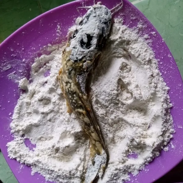 Masukkan lagi dalam tepung bumbu.