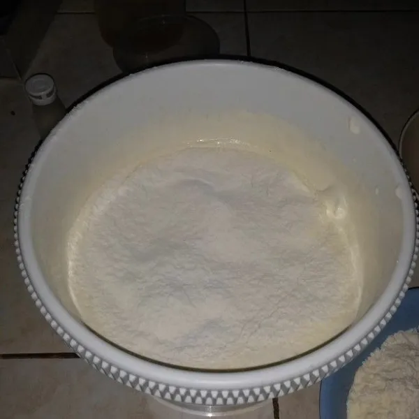 Sambil diayak, masukan tepung dan susu bubuk. Mixer dengan kecepatan rendah hingga mengembang