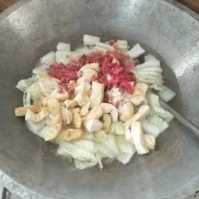 Masukan tahu dan kecombrang. Aduk rata.