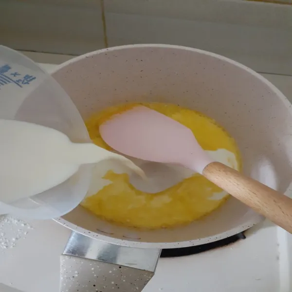 Tumis bawang putih dengan margarin lalu masukkan susu cair.