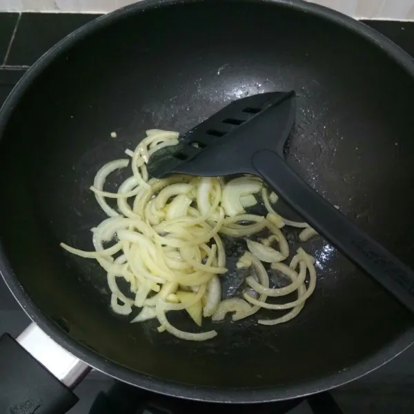 Masak toppingnya terlebih dahulu : panaskan margarin, tumis bawang bombay hingga harum.