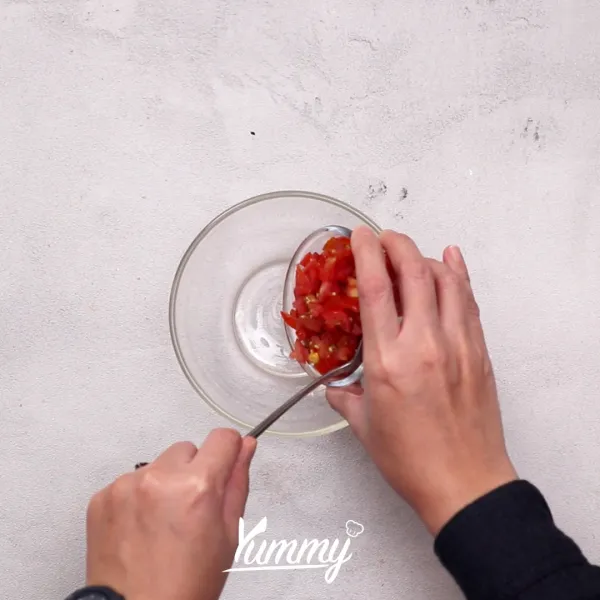 Campurkan tomat dan paprika hijau.