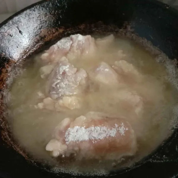 Goreng ayam hingga matang dan sisihkan