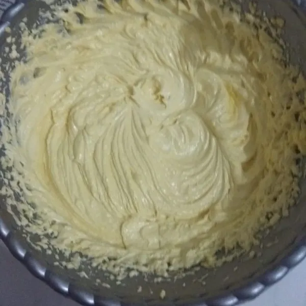 Kocok campuran margarin, butter dan gula halus hingga mengembang dan pucat.