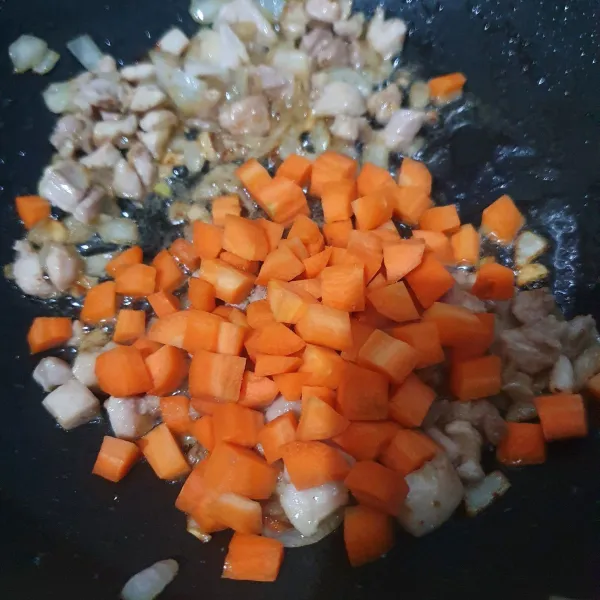 Buat Isian : tumis bawang bombay dan bawang putih hingga harum. Masukkan wortel dan kentang rebus. Tambahkan susu cair, garam, lada dan kaldu jamur. Masak hingga air menyusut. Tambahkan daun seledri, angkat.