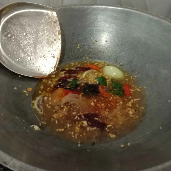 Panaskan minyak, tumis semua bumbu bawang merah, bawang putih, cabe, jahe hingga harum. Masukan semua saos aduk rata. Tambahkan air biarkan hingga mendidih