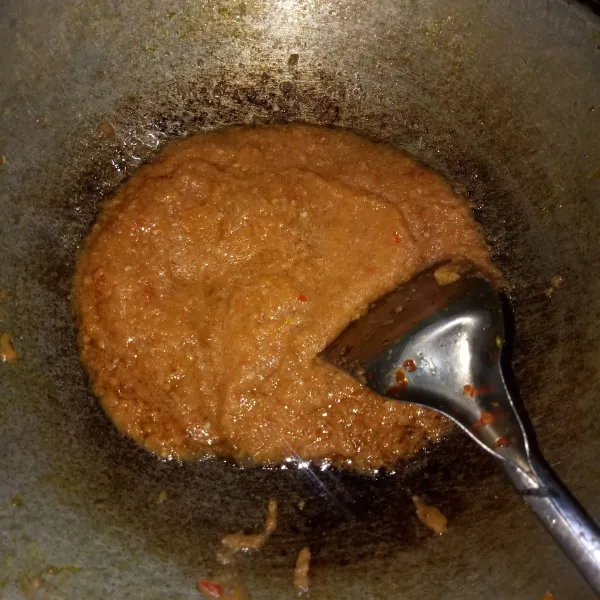 Tumis bumbu dengan minyak bekas goreng ikan.