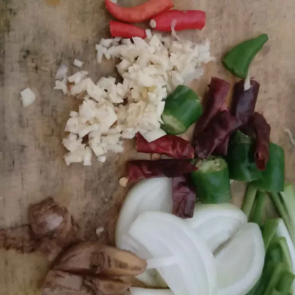 Cincang kasar, bawang merah, bawang putih, bawang bombay, potong semua cabe, daun bawang dan jahe, kemudian sisihkan