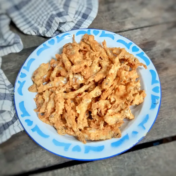 Angkat dan tiriskan, ikan bilis goreng tepung siap disajikan.