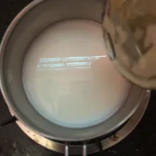 tambahkan susu kental manis dan larutan tepung maizena dengan air, lalu aduk.