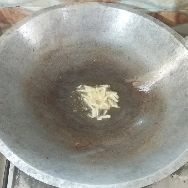Panaskan minyak, tumis bawang putih hingga harum.