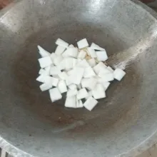 Masukan batang sawi. Tutup wajannya sebentar. Masak hingga berubah warna dan layu.