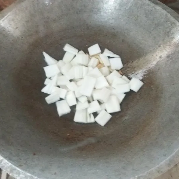 Masukan batang sawi. Tutup wajannya sebentar. Masak hingga berubah warna dan layu.