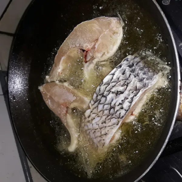goreng ikan sampai matang, sisihkan.