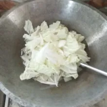 Masukan daun sawi putih. Tutup wajannya sebentar. Masak hingga daunnya aga layu.