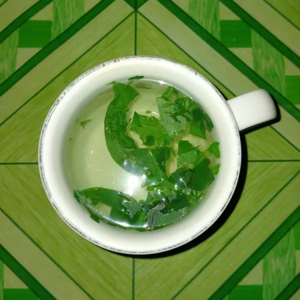 Masukkan air panas dan tunggu hingga lendir daun keluar -/+ 10 menit.