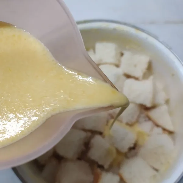 Campur susu evaporasi, telur, margarin leleh dan garam. Aduk sampai tercampur rata. Siram di atas roti tawar.