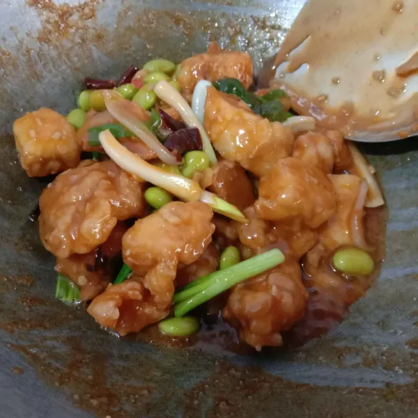 Beri garam, gula, kaldu bubuk, lada bubuk, edamame aduk rata. Kentalkan dengan 1 sdt tepung maizena yang sudah dicairkan. Aduk, biarkan hingga mendidih. Terakhir masukan ayam dan daun bawang aduk rata. Perbaiki rasanya. Angkat dan sajikan