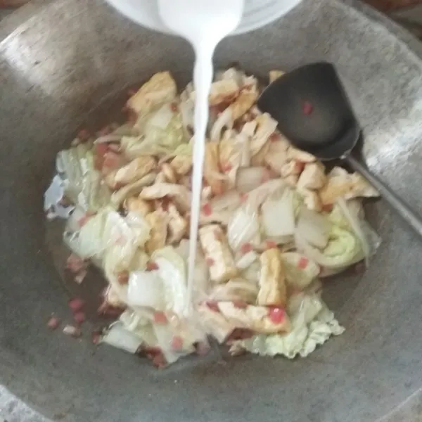 Tuang larutan maizena aduk rata.