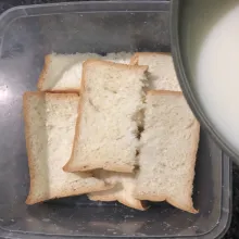 potong roti tawar dan masukkan vla saus ke dalam roti tawar. Beri taburan keju diatasnya .masukkan kedalam kulkas. Stup Roti Tawar siap dihidangkan.