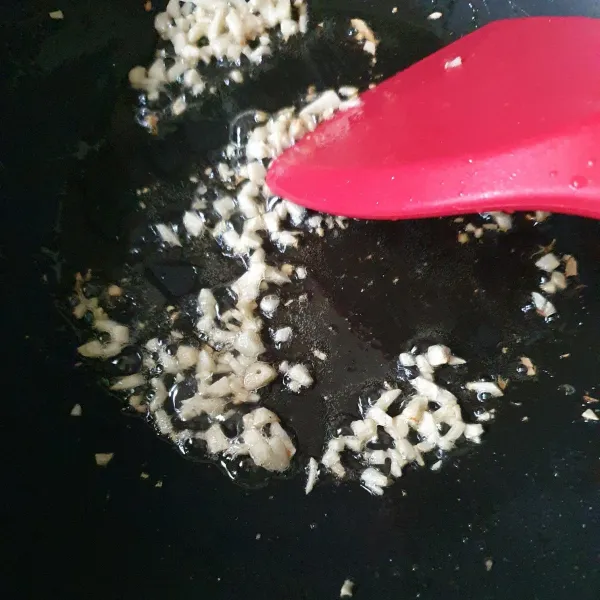 Tumis bawang putih hingga harum, tambahkan potongan cabe.