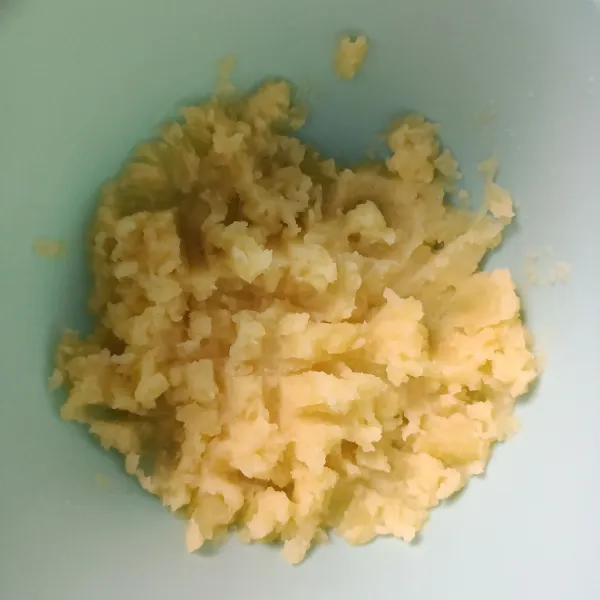 Lumatkan kentang kukus/ rebus/ goreng dengan garpu.