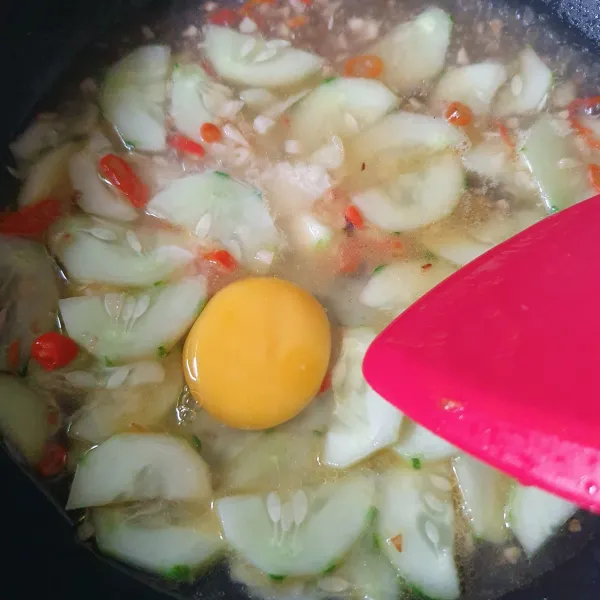 Masukkan telur, aduk. Masak sekali lagi, matikan api.