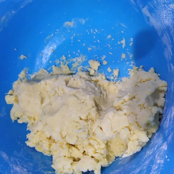 Masukan bahan kering, aduk menggunakan spatula