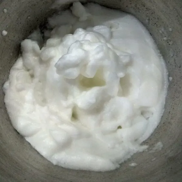 Kocok putih telur hingga mengembang putih dan kental.