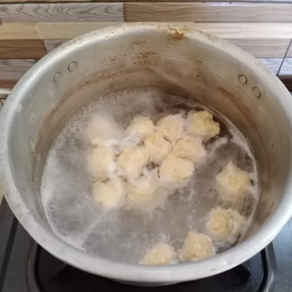 Kemudian rebus sampai bakso mengapung. Angkat. Siap dinikmati.