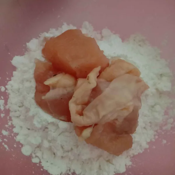 Cuci bersih semua bahan, potong ayam fillet secara dadu atau sesuai selera. Marinasi ayam dengan garam, kaldu bubuk, biarkan kurang lebih 15 menit. Campur 5 sdm tepung terigu dan 2 sdm tepung maizena. Aduk rata. Masukan ayam lumuri ayam dengan tepung hingga rata