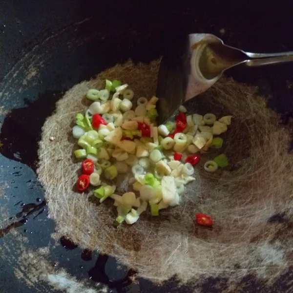 Tumis daun bawang, bawang putih dan cabe rawit hingga harum.