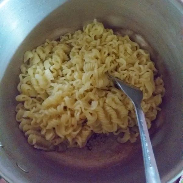 Rebus mie hingga setengah matang kemudian tiriskan.