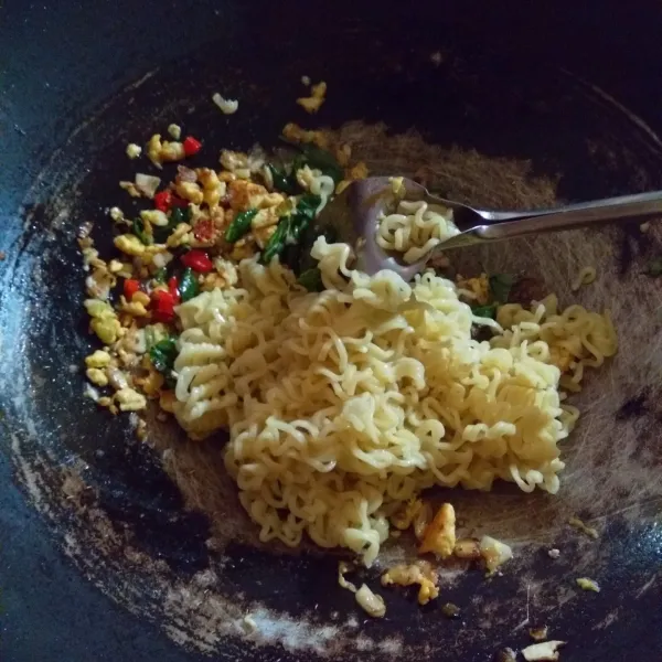 Masukan mie dan aduk hingga rata.