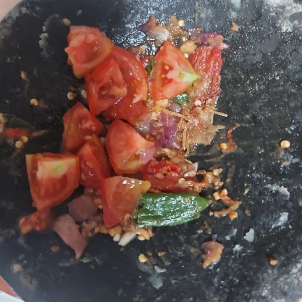 Potong-potong tomat kemudian ulek kasar.