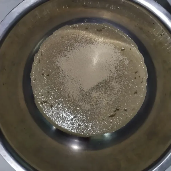 Larutkan gula pasir dengan air hangat, lalu masukan ragi instan