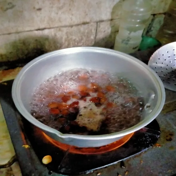 Siapkan panci rebus air sampai mendidih masak boba sampai semua mengapung