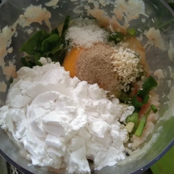 Tambahkan tepung tapioka, telur, garam, merica bubuk, kaldu jamur dan bawang putih, aduk rata