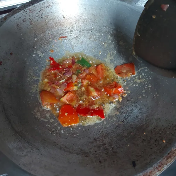 Panaskan minyak tumis bumbu halus dengan tomat.