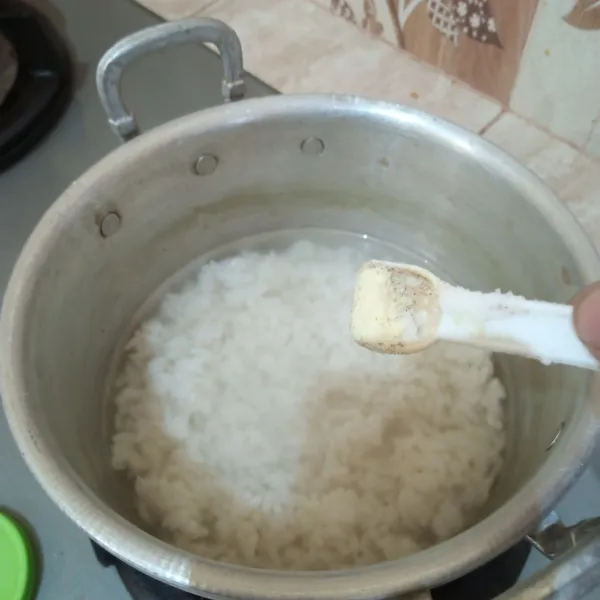 Rebus nasi dan kaldu ayam, tambahkan garam, royco. Aduk terus agar bawahnya tidak gosong