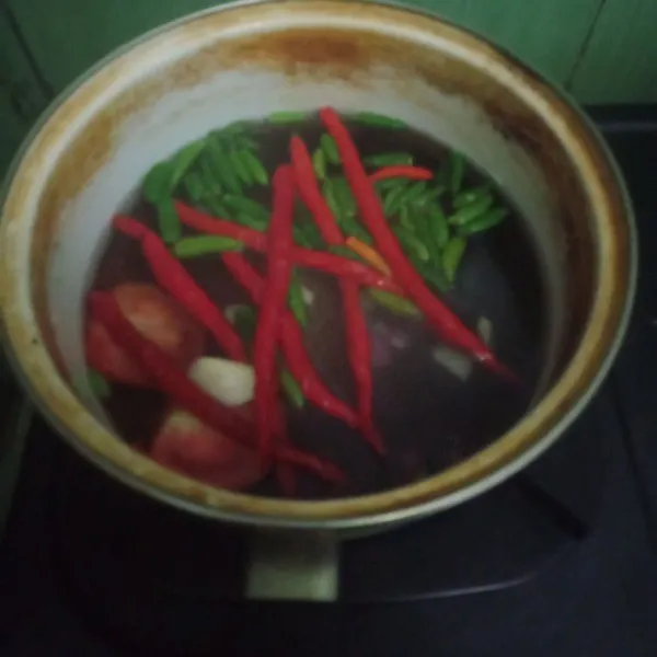 Masukan cabe bawang merah, tomat dan bawang putih, rebus hingga kurang lebih 5 menit lalu angkat dan tiriskan