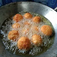 Goreng bola sukun hingga matang kecokelatan
