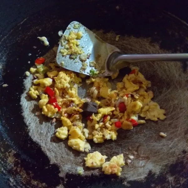 Masukan terasi udang dan aduk hingga rata.